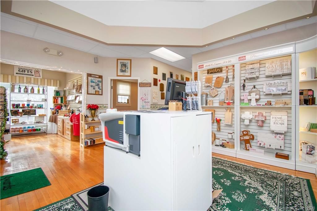 492 Enfield St, Enfield, CT 06082